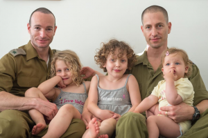 El mayor (de la reserva) Etai Pinkas y su esposo el mayor (de la reserva) Yoav Arad-Pinkas con sus tres hijas Foto: Portavoz militar