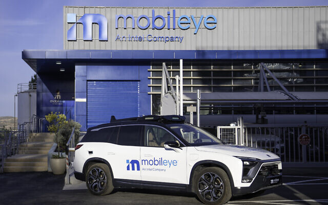 Un vehículo autónomo de la flota autónoma de Mobileye se encuentra fuera del taller de vehículos autónomos de Mobileye en Israel. Foto: Mobileye, una empresa de Intel