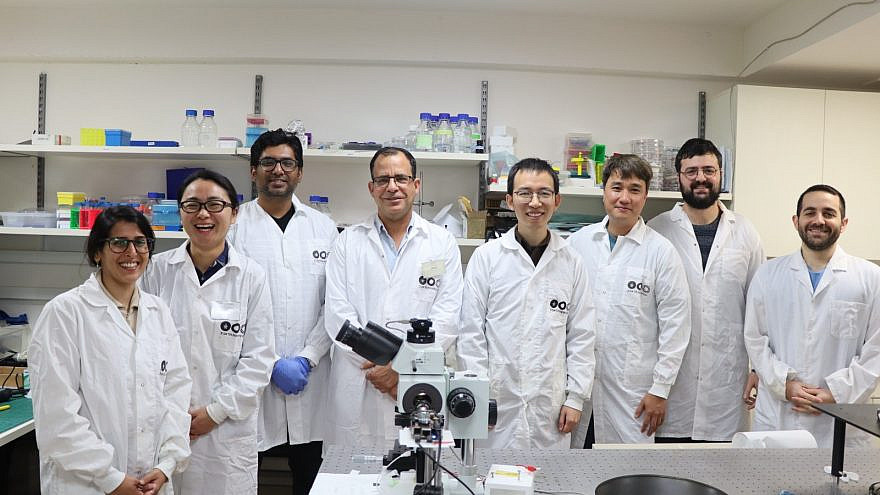 El equipo responsable de la investigación y el desarrollo de los micro-robots híbridos. Foto: Universidad de Tel Aviv.
