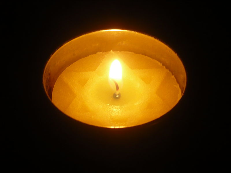 Tradicionalmente, el día de Yom Hashoá se encienden 6 velas en recuerdo de los 6 millones de judíos asesinados durante el Holocausto. Foto: Creative Commons.