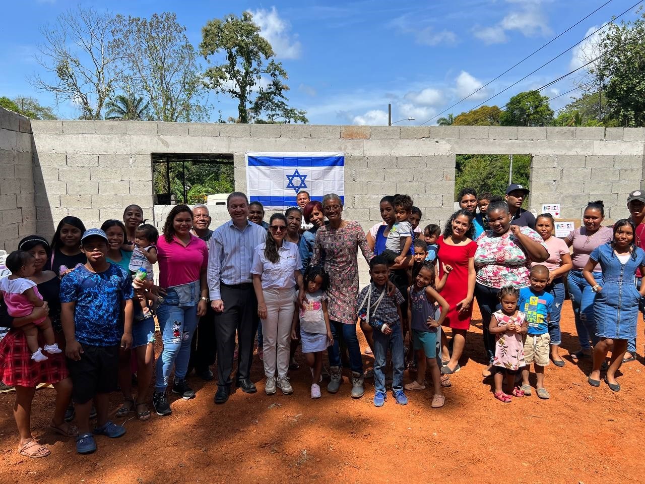 La Embajada de Israel dona artículos de primera necesidad a residentes de Río Gatún, Panamá