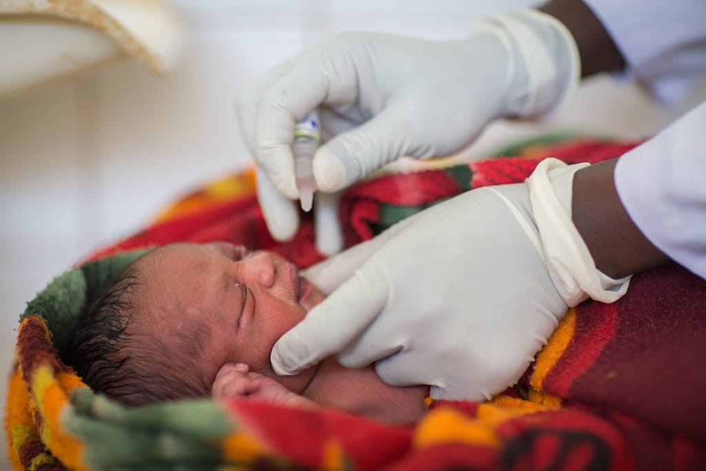 Un bebé recibiendo la vacuna Polio Sabin, el inoculante oral contra la poliomielitis. Foto: Creative Commons.