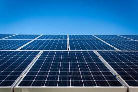 La limpieza de los paneles solares es fundamental para su correcto funcionamiento y su máximo rendimiento energético. Foto: Creative Commons.
