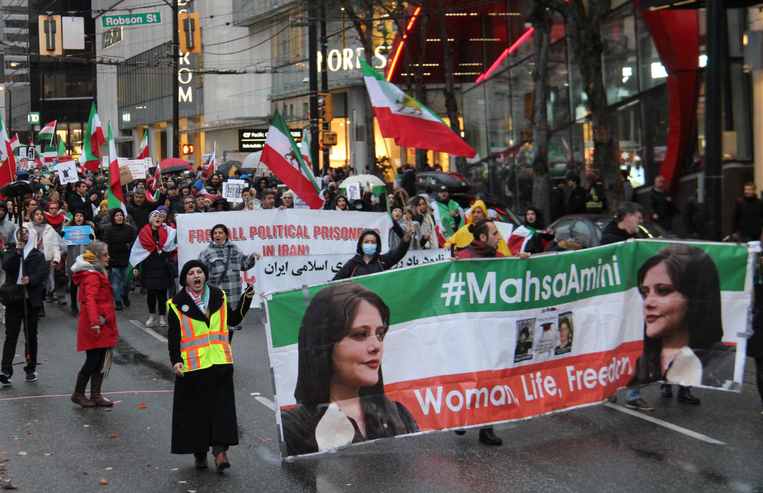 Protesta por Mahsa Amini, una mujer iraní que murió luego de ser detenida por la policía. Foto: Creative Commons.