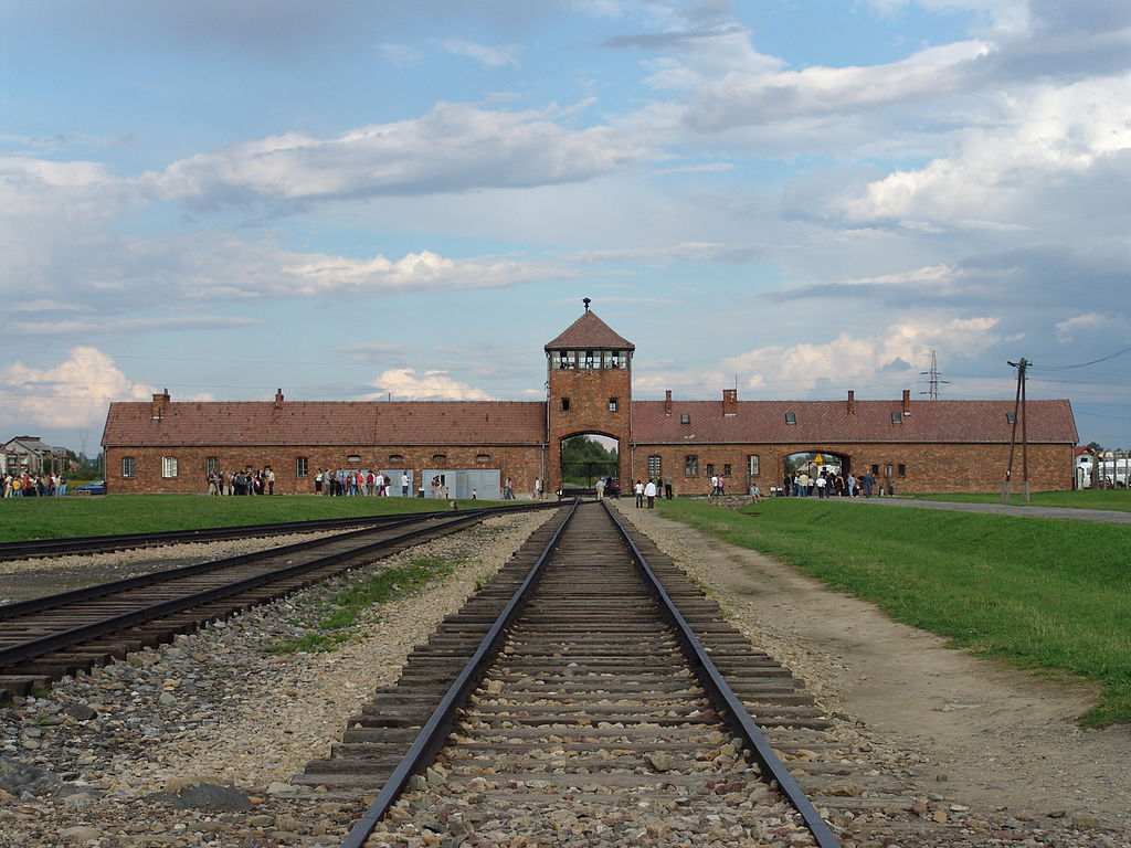 Entrada al Campo de Concentración Nazi de Auschwitz-Birkenau en Polonia, ahora transformado en un Museo y Centro para la Memoria del Holocausto. Foto: Michel Zacharz/Wikimedia.