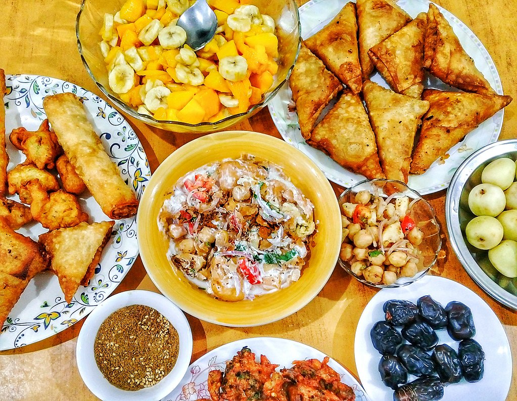 Se le llama Iftar a la comida comunitaria de la tradición islámica que se hace para romper el ayuno diurno durante el mes de Ramadán. Foto: Miansari66/Wikimedia Commons.