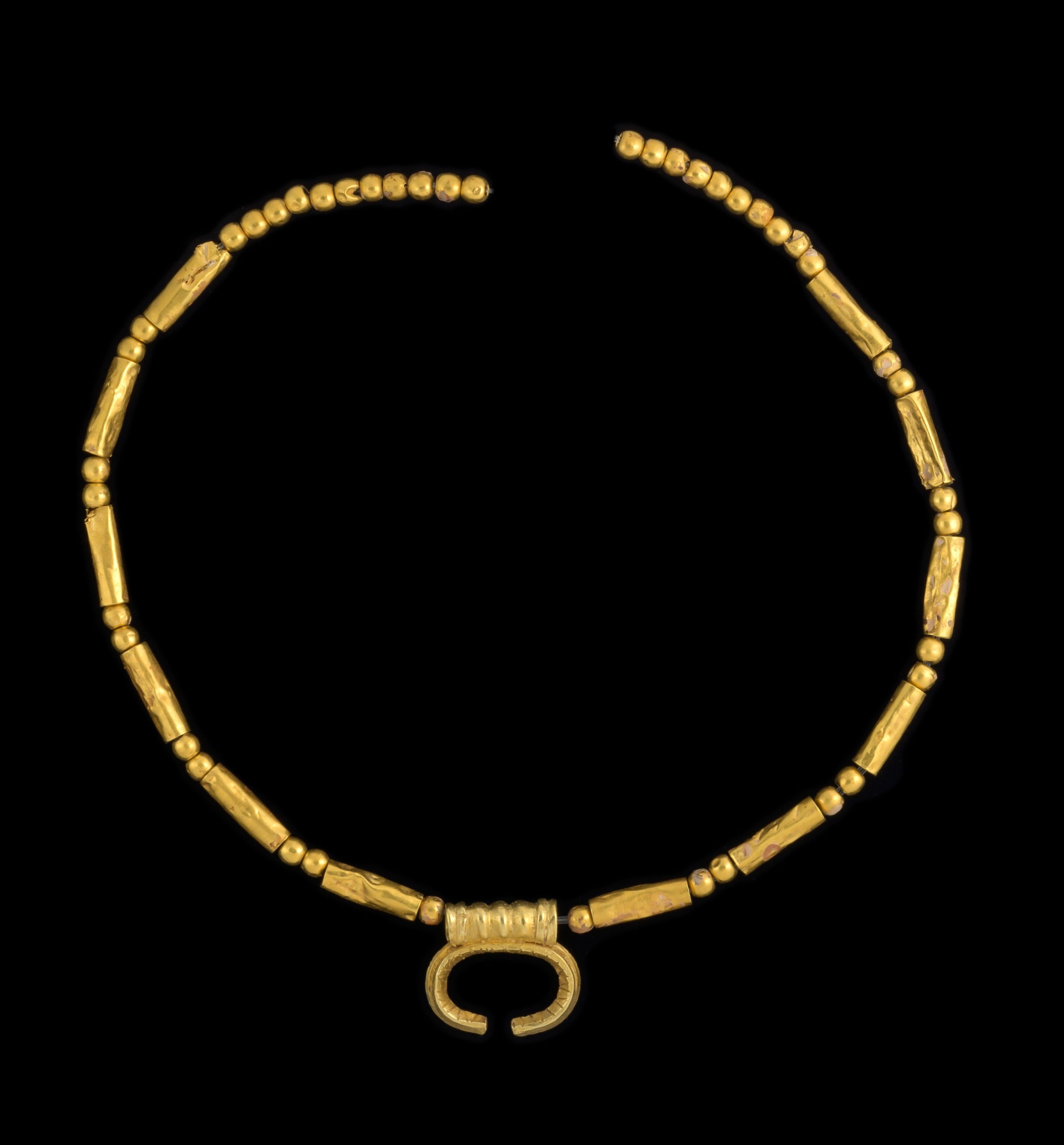 Cadena de oro con pendiente en forma de luna. Foto: Dafna Gazit/Israel Antiquities Authority.