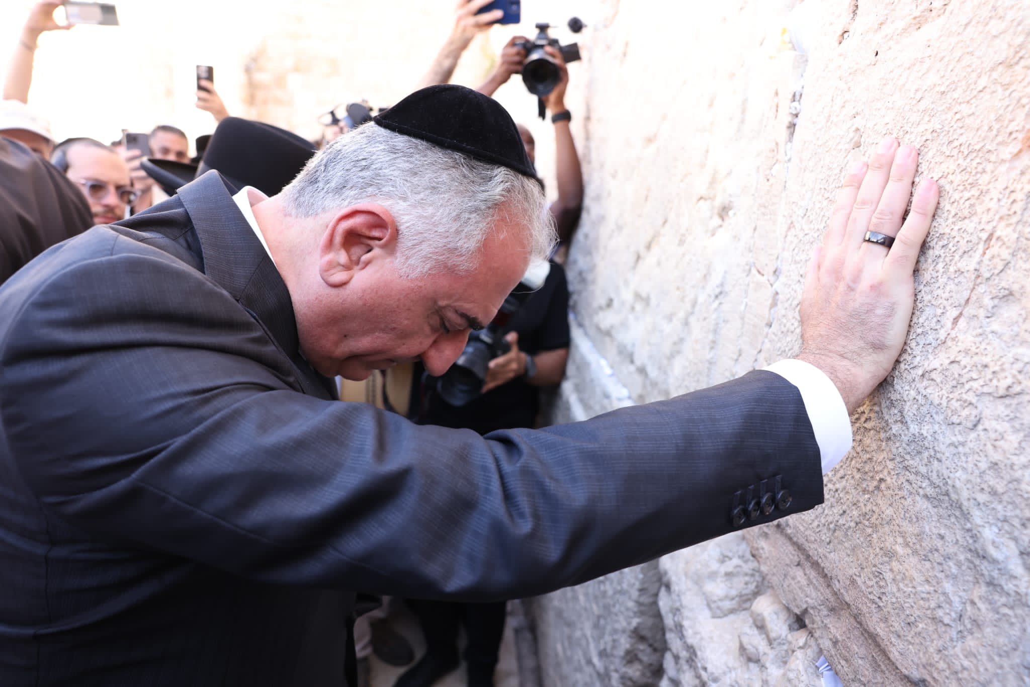 Fotografía de Reza Pahlavi rezando frente al Muro de los Lamentos, Israel. Foto: Ariel Zandberg, GPO/ Pazit Dank.