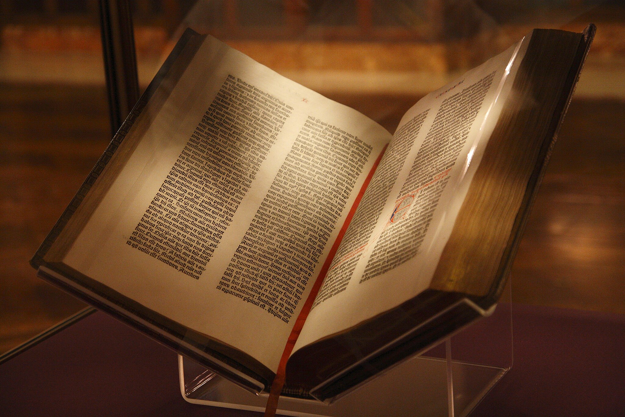 Ejemplar de la Biblia de Gutenberg, que es parte de archivo de la Biblioteca Pública de Nueva York, Estados Unidos. Foto: Joshua Keller/CC BY 2.0 - Wikimedia Commons.