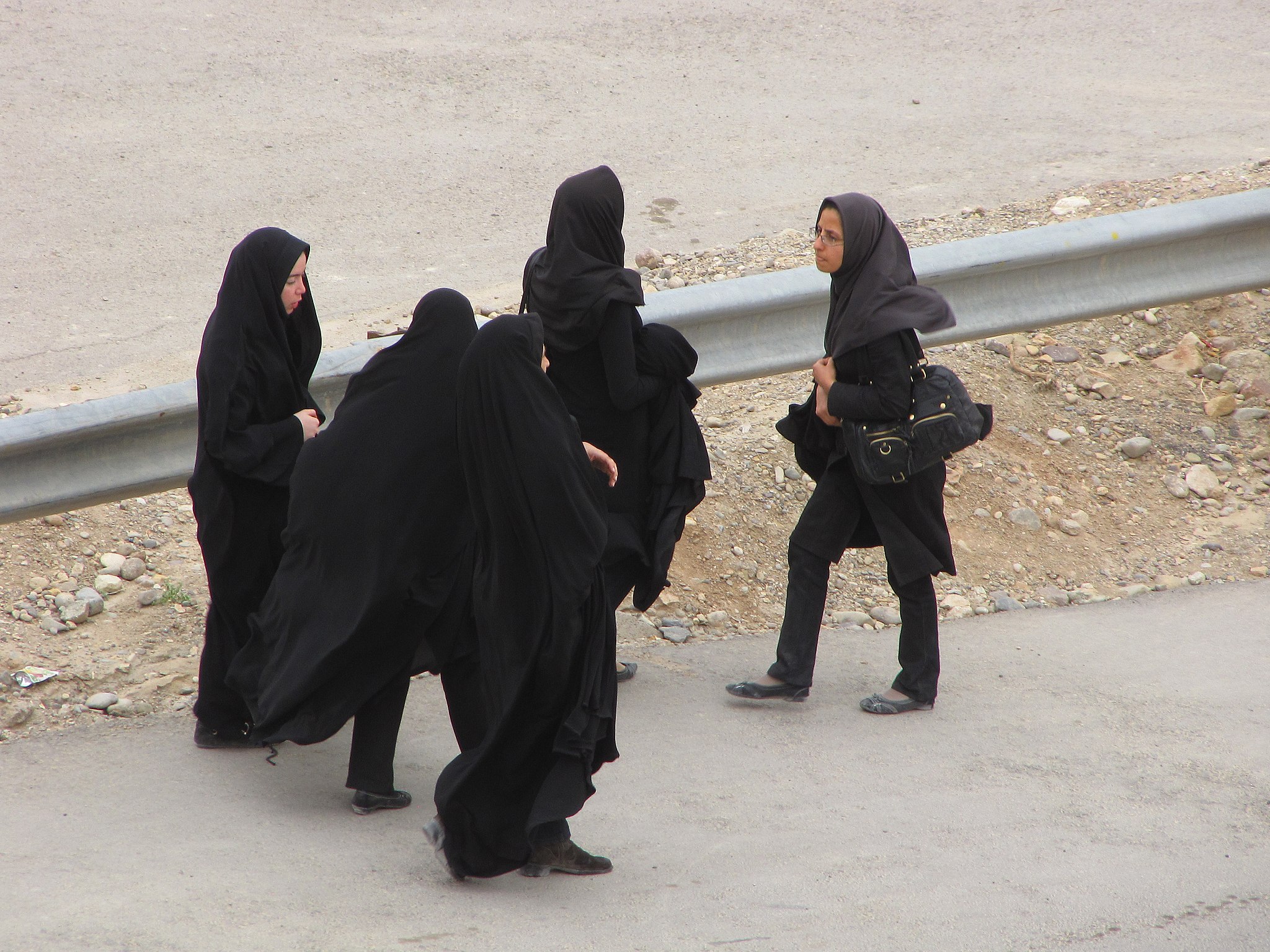 Un grupo de mujeres iraníes caminan con su hiyab en la ciudad de Qom, 2009. Foto: Mostafameraji, /CC0 - Wikimedia Commons.