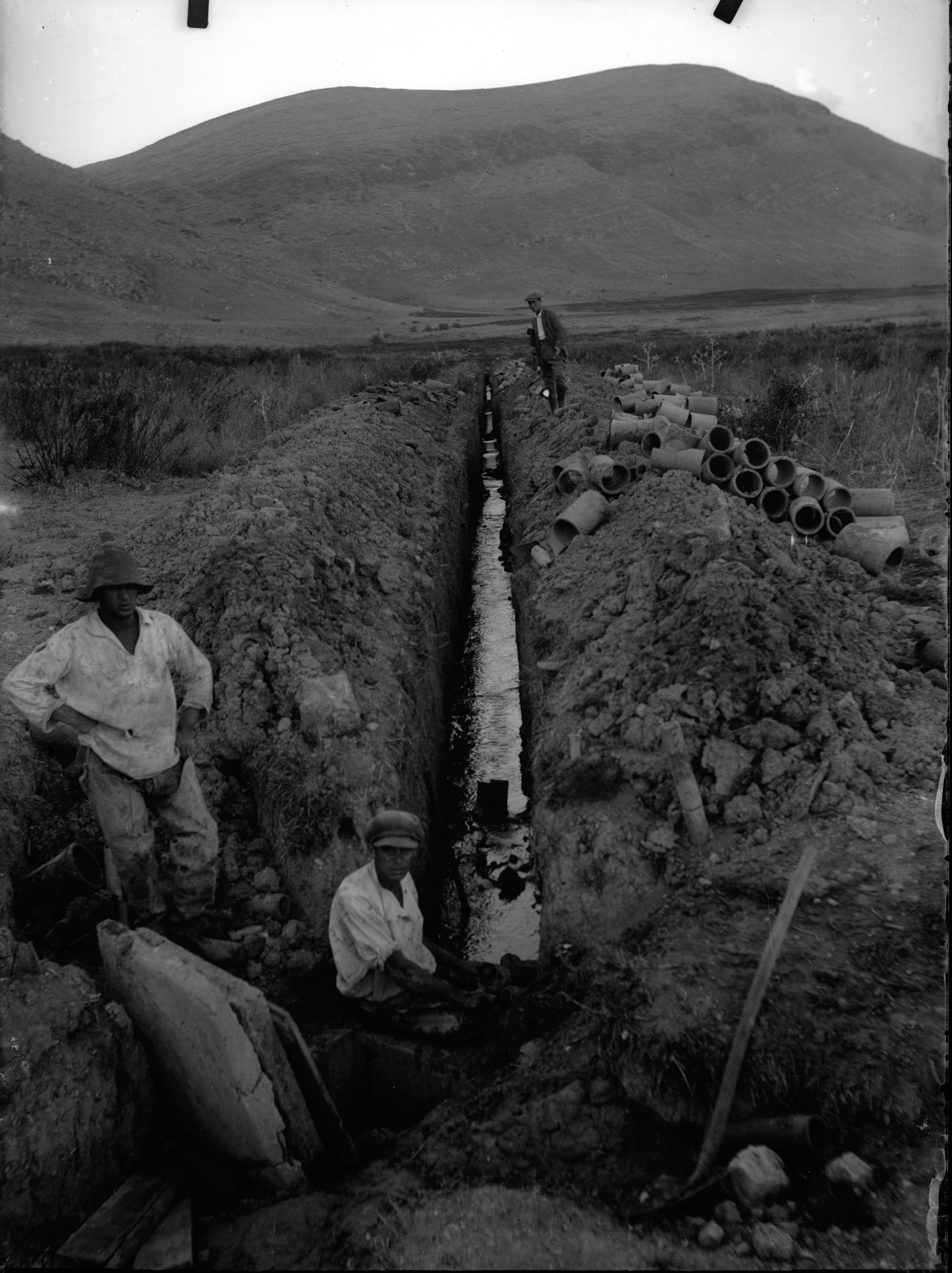 Una de las fotografías inéditas recientemente publicadas por KKL, en la que unos hombres trabajan en el secado de los pantanos en Israel. Foto: KKL – JNF Archive.