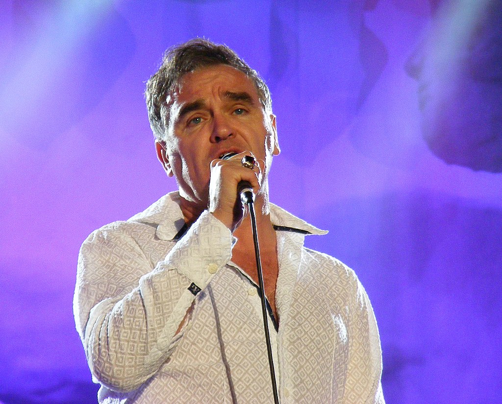Morrissey dando un concierto en 2011, en un festival llamado Hop Farm Music. Foto: Man Alive!