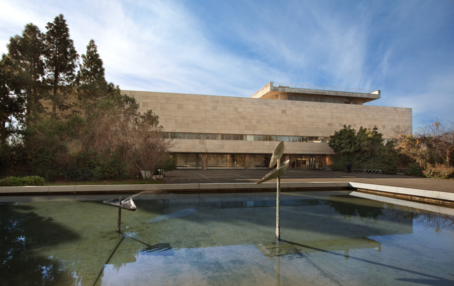 Fotografía del edificio en el que funciona la Biblioteca Nacional d Israel en Jerusalén. Foto: Asaf Pinchuk/The National Library of Israel.