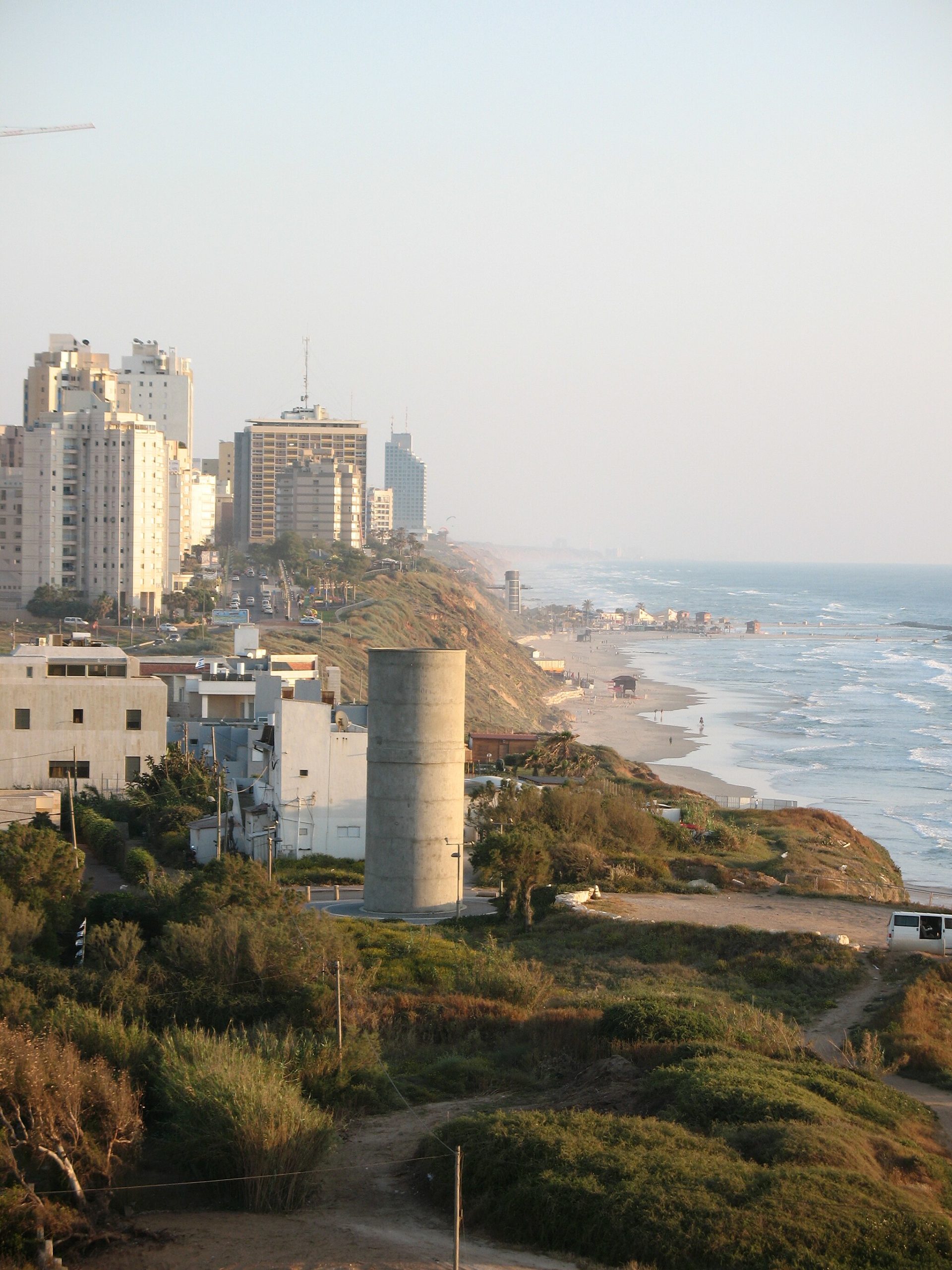 La playa de Netanya, Israel, ciudad costera que da sobre el Mar Mediterráneo. Foto: James Emery/Wikimedia Commons.