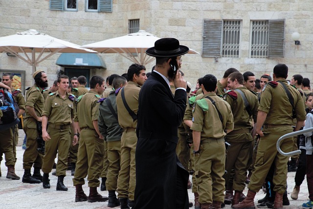 Cientos de jóvenes ultraortodoxos se alistan voluntariamente en el ejército israelí - Aurora