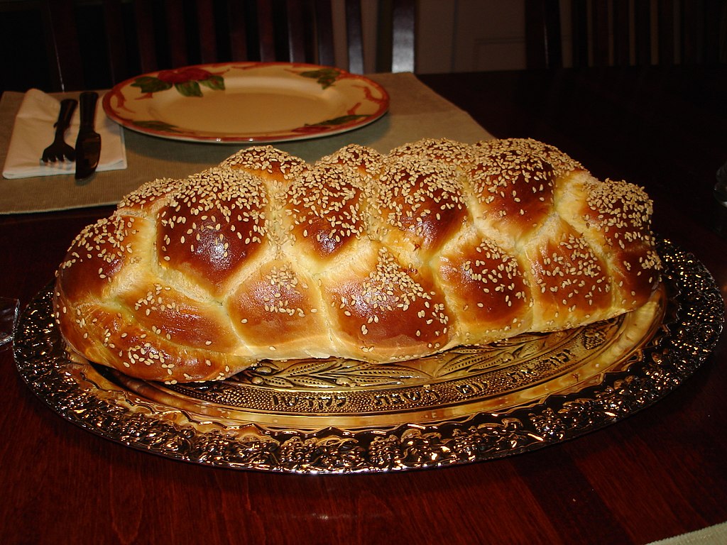 Jalá trenzada con sésamo, una de las comidas judías típicas que se incluirán en el juego de los Sims. Foto: Aviv Hod/ CC BY 3.0, via Wikimedia Commons.