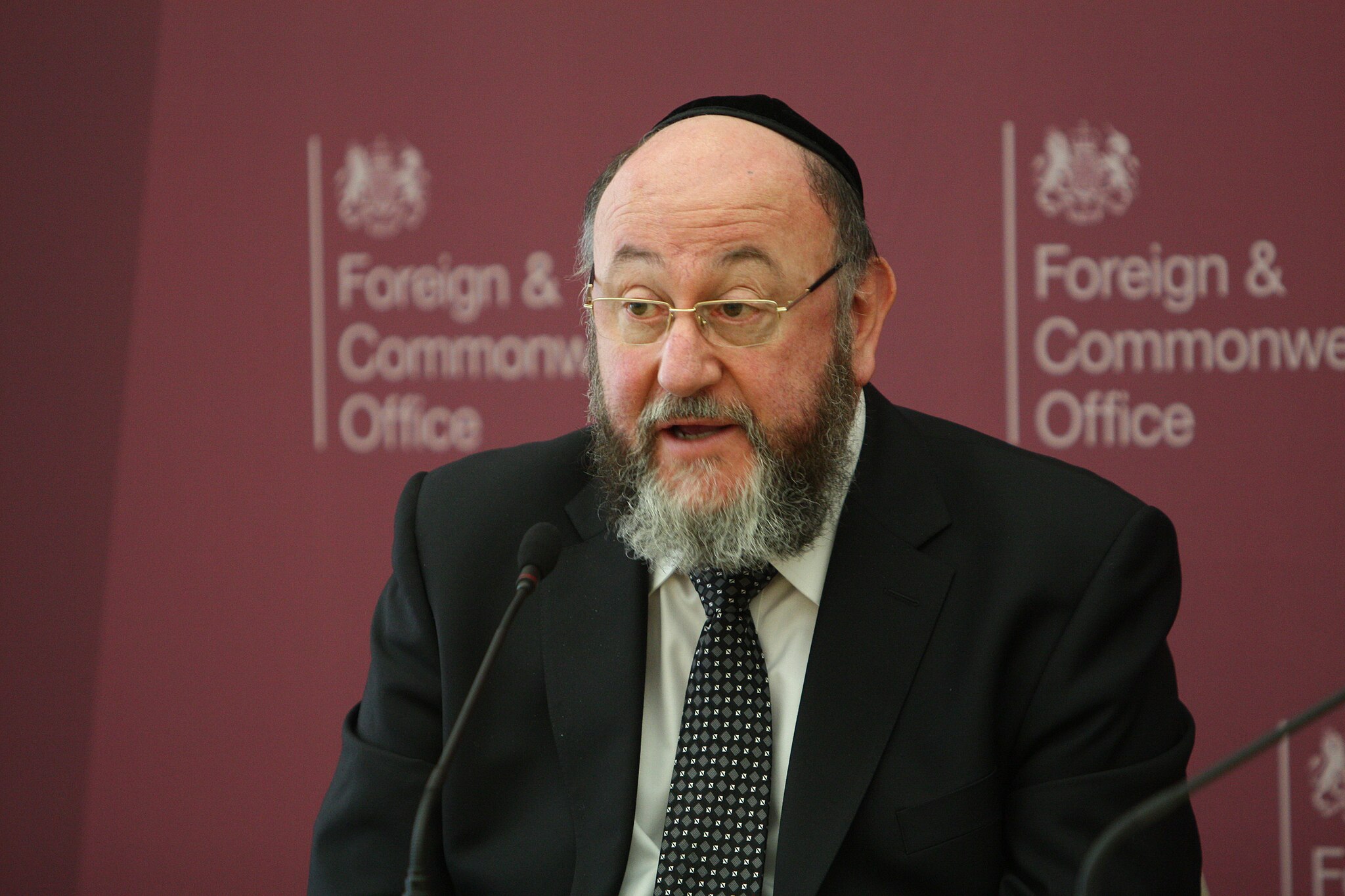 El rabino principal de Gran Bretaña, Efraim Mirvis, dando una charla en Londres en el año 2015. Foto: Foreign and Commonwealth Office/ CC BY 2.0 Wikimedia Commons.