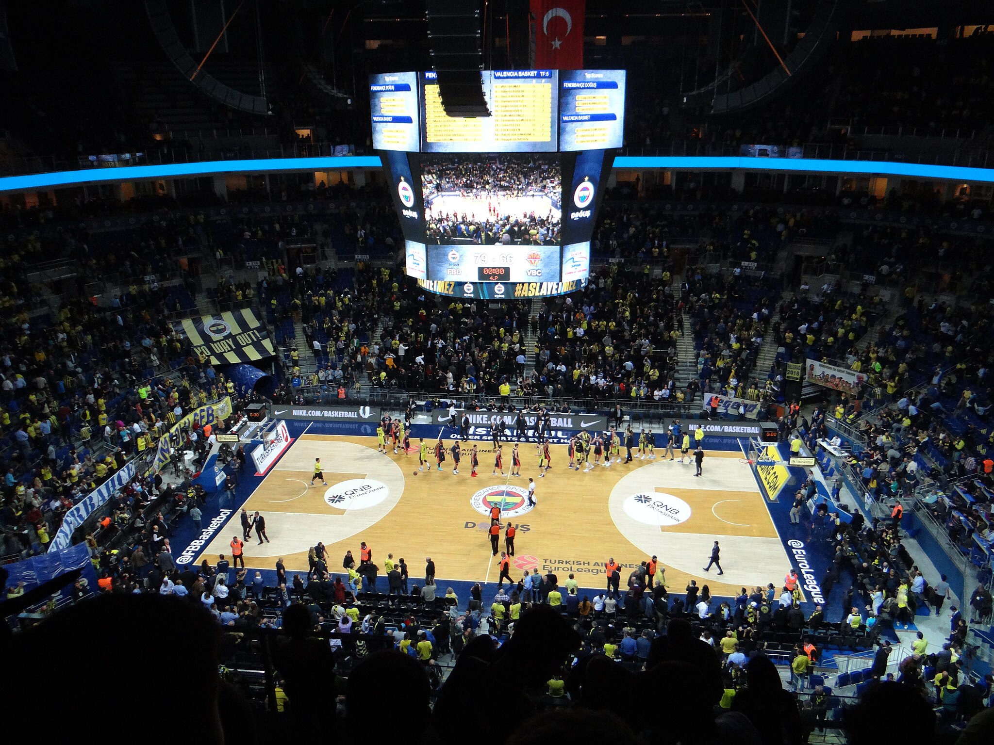 Registro fotográfico del estadio durante un partido de la Euroliga de Basquet, entre Fenerbahçe y Valencia Basket, 2017. Foto: Sakhalinio/CC BY-SA 4.0, via Wikimedia Commons.