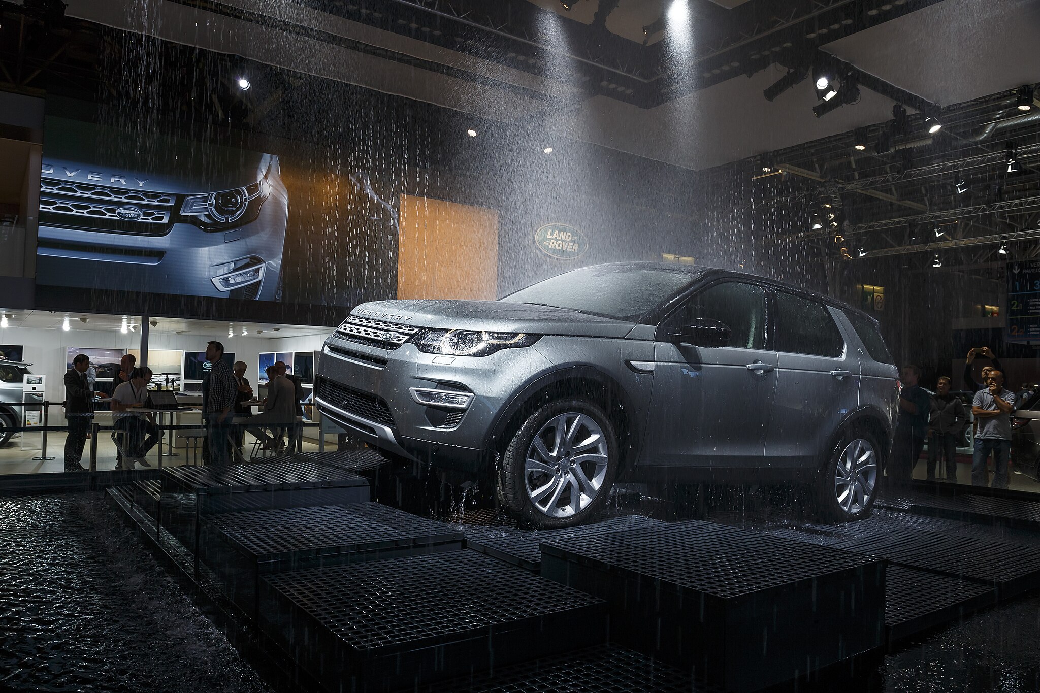 Conferencia de prensa de Jaguar Land Rover en el Salón del Automóvil de París en el año 2014. Foto: Land Rover MENA/ CC BY 2.0, via Wikimedia Commons.