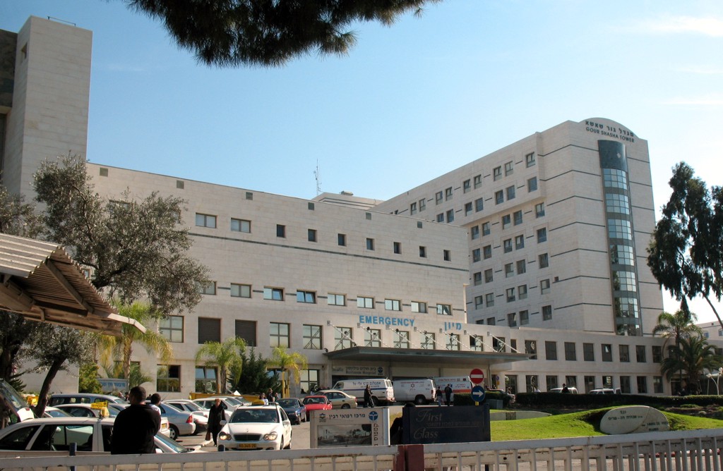 El frente del edificio del Hospital Beilinson en Petah Tikva, Israel. Front view. Foto: Dominio Público/Wikimedia Commons.