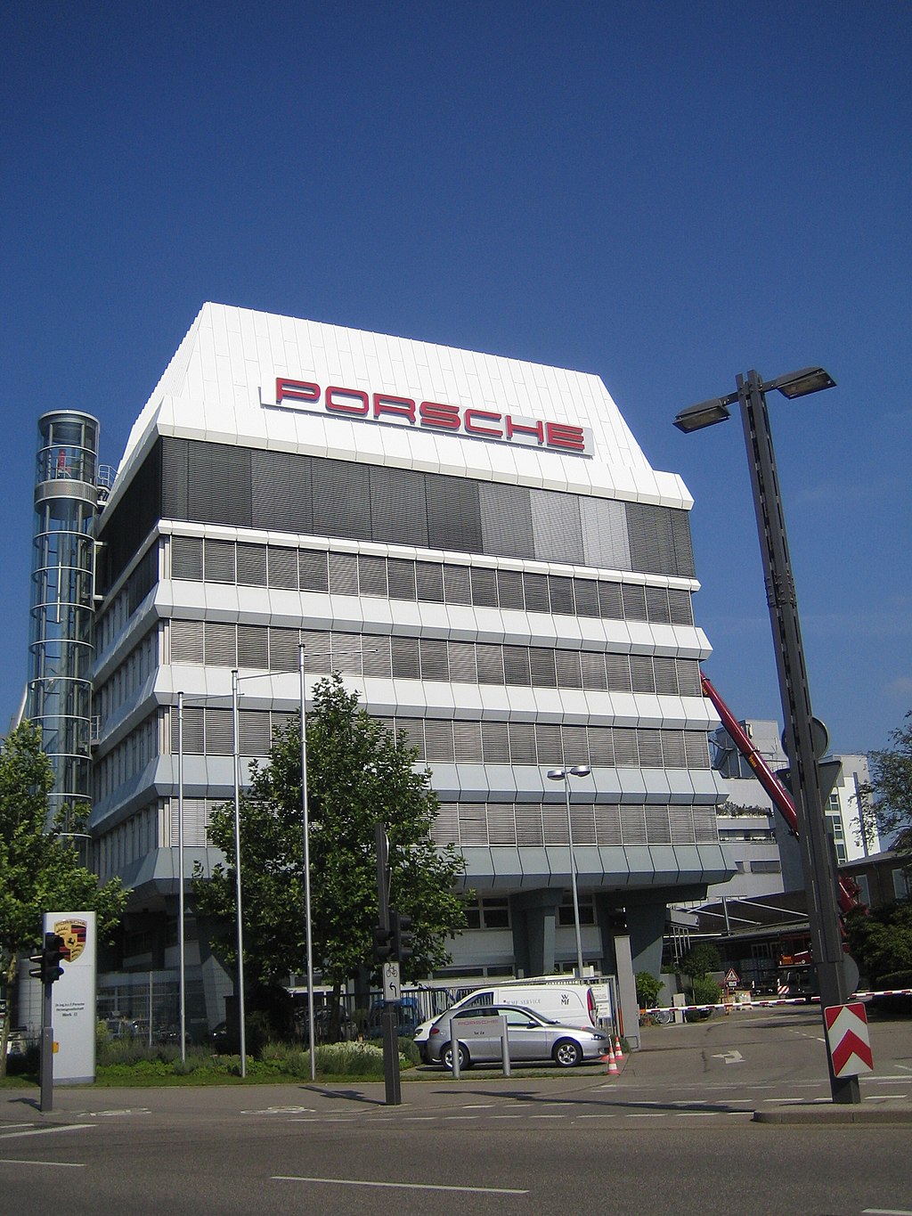 Sede central de la empresa de automóviles de lujo Porsche en Stuttgart, Alemania. Foto: Str1ke/CC BY 2.0, via Wikimedia Commons.