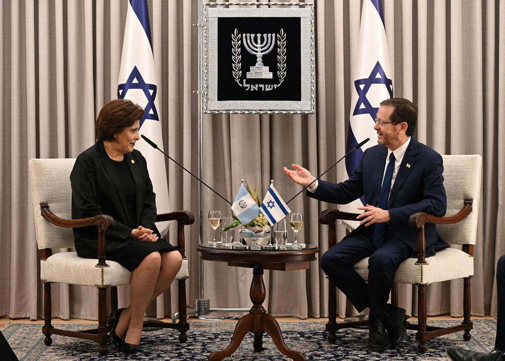 El presidente Isaac Herzog junto a Ava Atzum Arévalo d Moscoso, la embajadora de Guatemala en Israel. Foto: Haim Zach (GPO).
