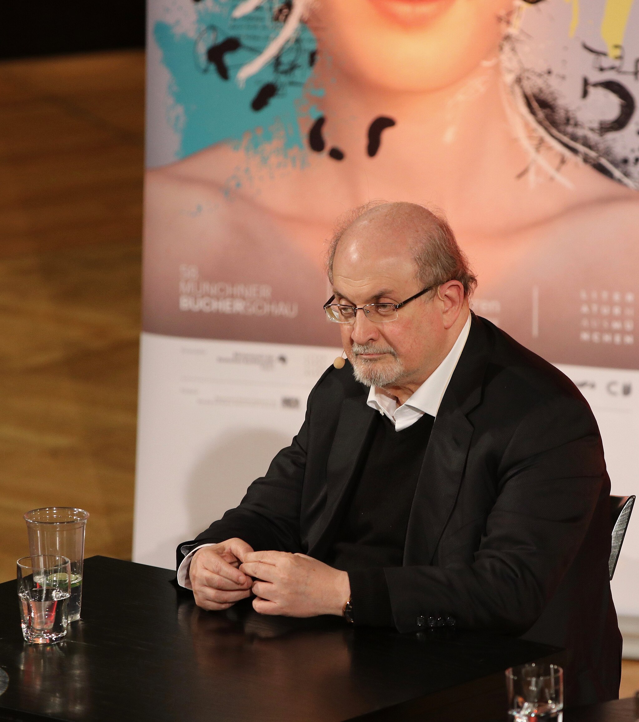 El escritor Salman Rushdie presentando su novela Casa Dorada en el Festival de Literatura de Munich 2017. Foto: Amrei-Marie/ CC BY-SA 4.0, via Wikimedia Commons.
