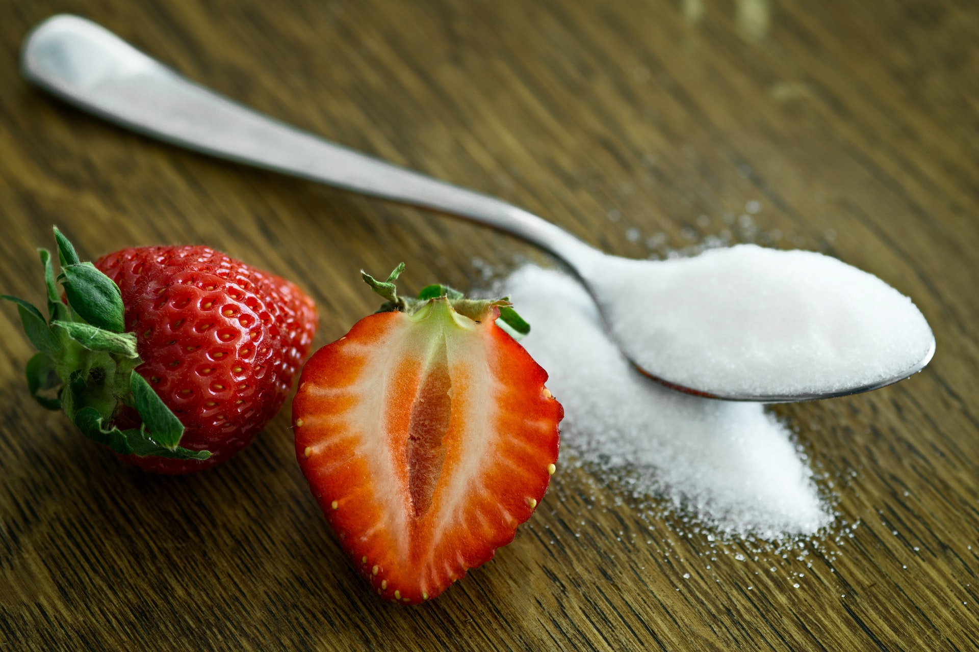 El azúcar se suele utilizar incluso en las barras proteicas o snacks saludables porque es necesaria para unir los componentes. Torr FoodTech busca alcanzar opciones más saludables para lograr esto. Foto: Mali Maeder/Pexels.