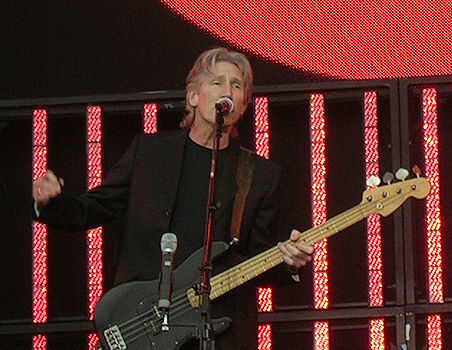 Roger Waters interpretando la canción "In The Flesh" en su gira "Dark Side Of The Moon" en el Viking Stadion, Noruega, el 26 de junio de 2006. Foto: Christian Leonard Quale/CC BY-SA 3.0, via Wikimedia Commons