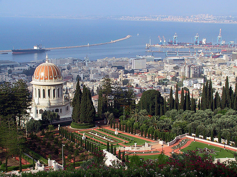 Imagen aérea del Santuario del Bab y Puerto de Haifa, Israel. Foto: Michael Paul Gollmer/CC BY-SA 3.0, via Wikimedia Commons.