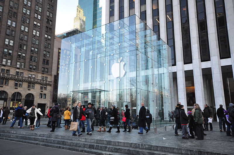 Un Apple Store en Nueva York, Estados Unidos, la tienda oficial en la que se venden los productos del gigante de la tecnología que invirtió en tecnología israelí. Foto: Jorge Láscar/ CC BY 2.0, via Wikimedia Commons.