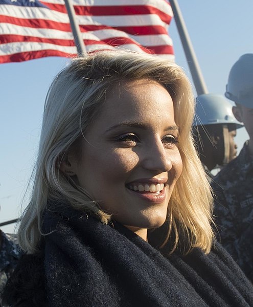 La actriz Dianna Agron habla con la tripulación del destructor USS Ross durante su visita al barco en Rota, España, el 6 de diciembre de 2014. Foto: Chairman of the Joint Chiefs of Staff/Public domain, via Wikimedia Commons.