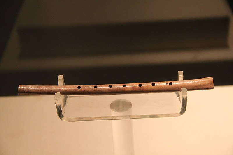 Flauta de hueso cúbito de la cultura Peiligang temprana. Con una escala de 7 notas, es el instrumento de viento más antiguo encontrado en China hasta la fecha. Foto: Gary Todd/ CC0 via Wikimedia Commons
