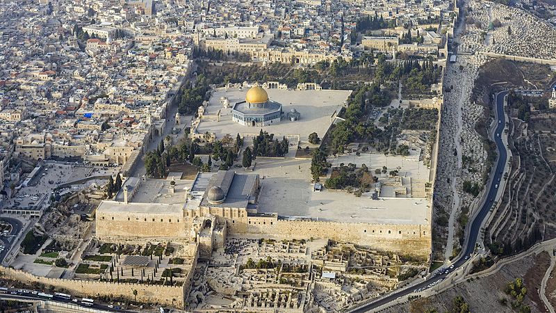 Vista aérea de la ciudad de Jerusalén, en la que se observa la Ciudad Vieja y el Monte del Templo. Foto: Andrew Shiva/Wikipedia.
