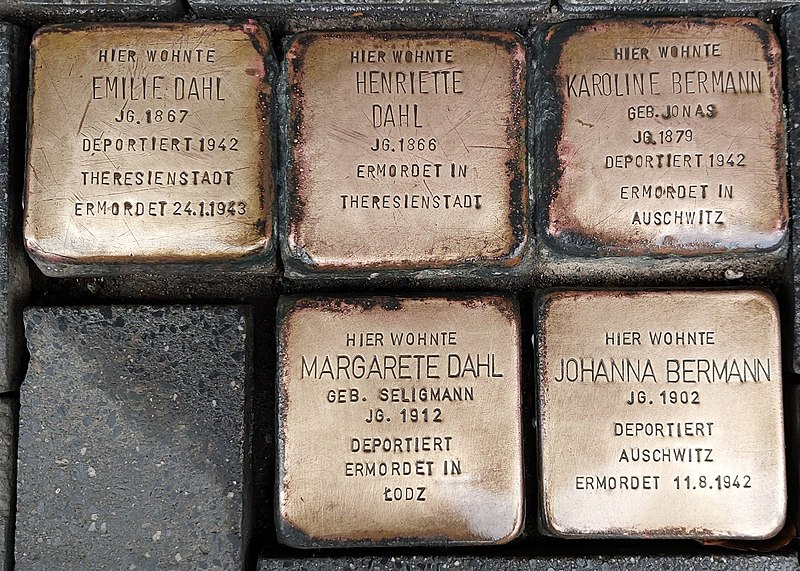 Cinco "piedras de tropiezo", o Stolpersteine, colocadas en Neuwied, Alemania. En ellas se conmemora a: Emilie Dahl, Henriette Dahl, Karoline Bermann, Margarete Dahl y Johanna Bermann. Foto: HerrKapitän/CC0, via Wikimedia Commons.