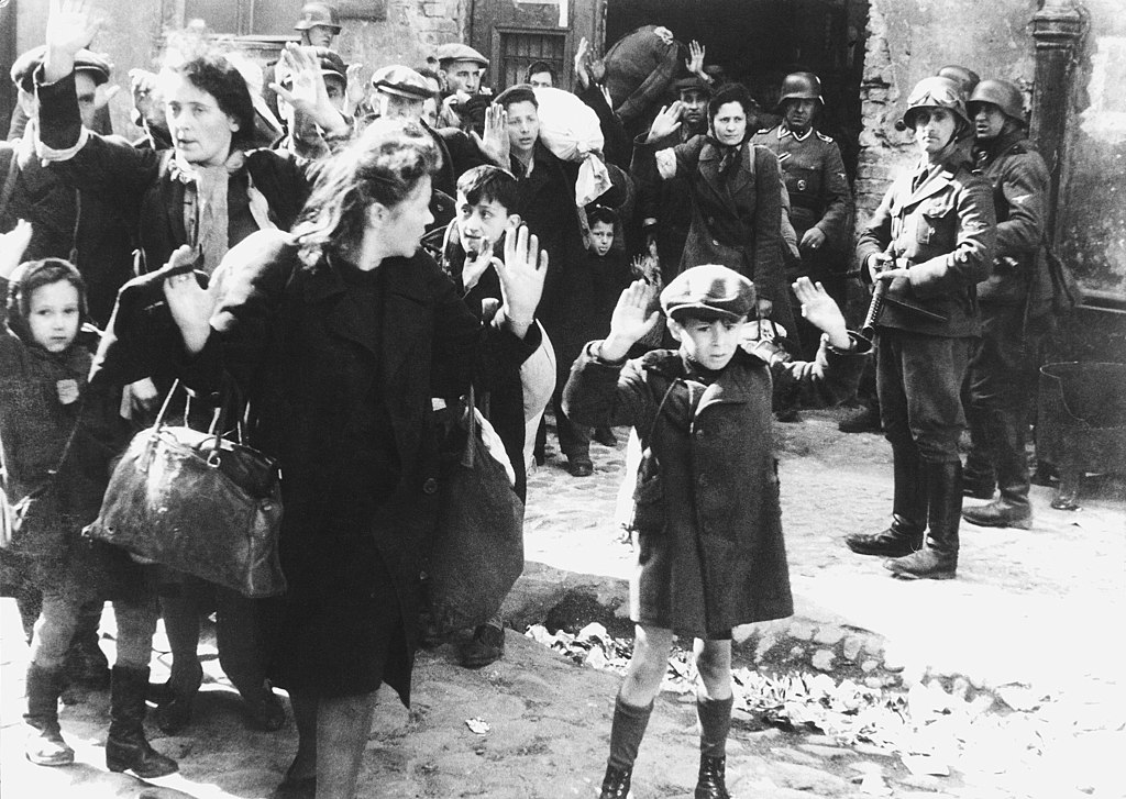 Fotografía reportada por Jürgen Stroop a Heinrich Himmler durante el levantamiento del Gueto de Varsovia en mayo de 1943. Foto: National Archives and Records Administration/ Public domain, via Wikimedia Commons.