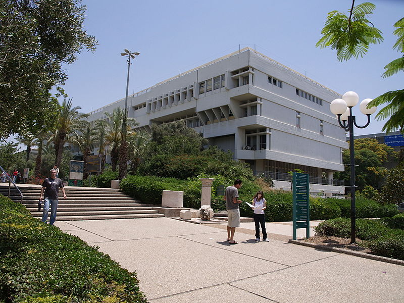 Edificio de la Universidad de Tel Aviv, Israel. Foto: JRodSilva/ CC BY-SA 4.0, via Wikimedia Commons.