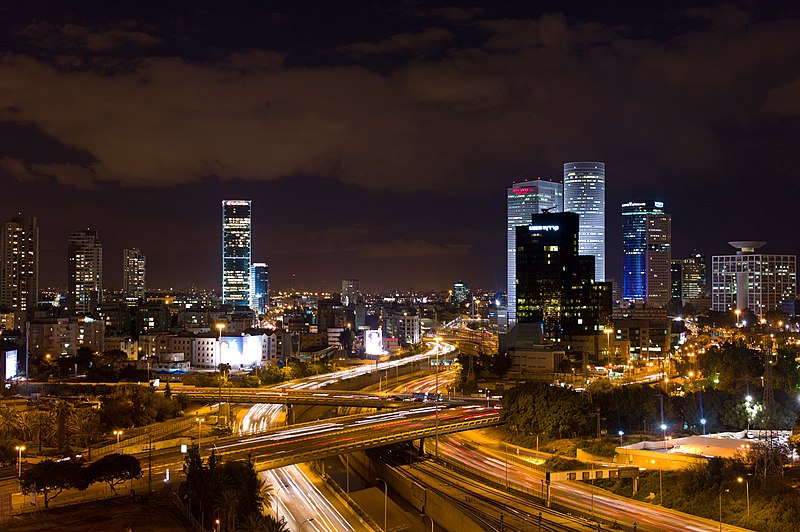 Imagen nocturna del centro de Tel Aviv, la capital tecnológica de Israel. Foto: Krokodil Gena/ CC BY 2.0, via Wikimedia Commons.