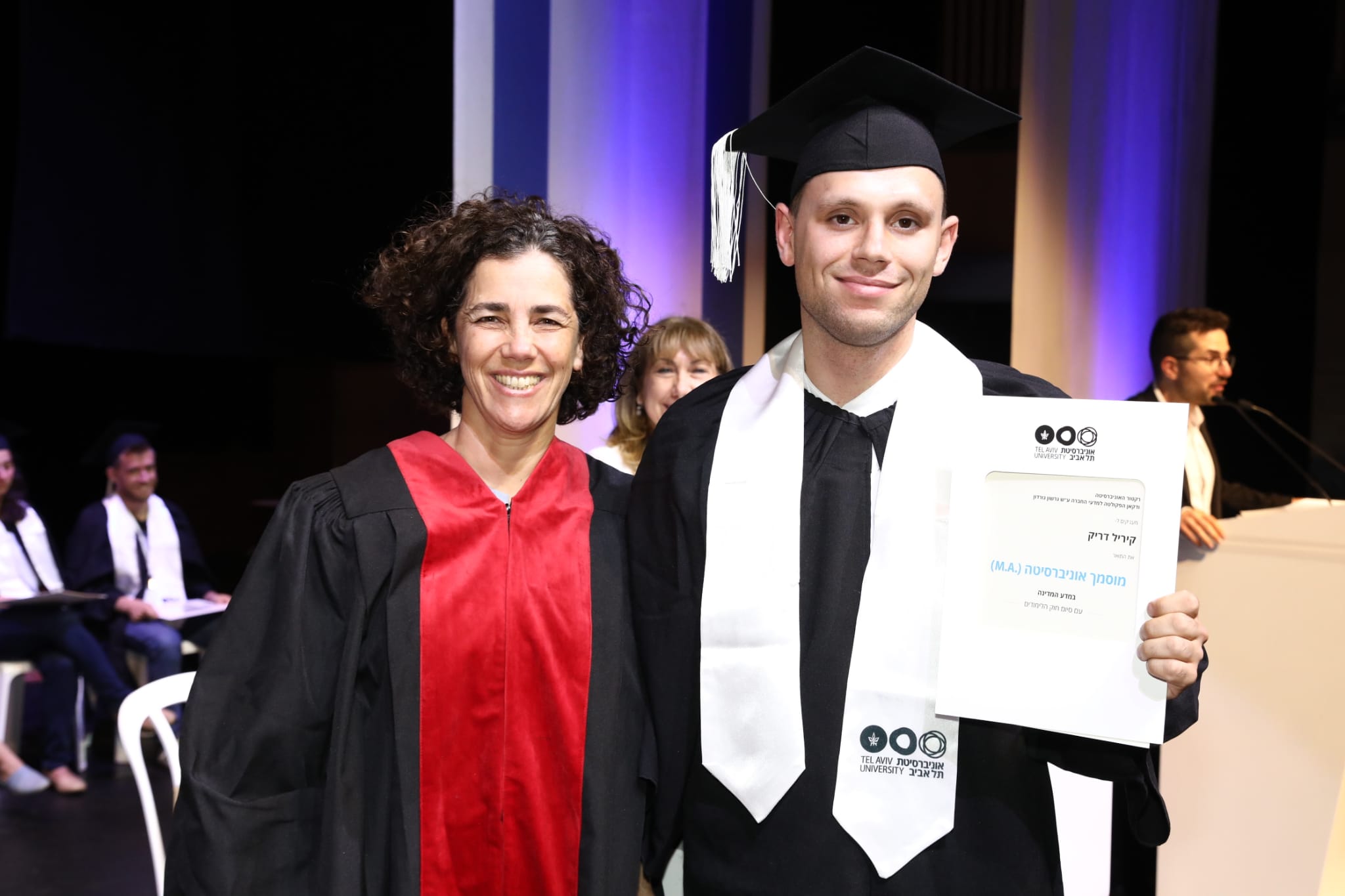 La profesora Hanna Lerner y Kirill Drik, en la ceremonia de entrega de su diploma. Foto: Tel Aviv University Spokesperson’s Department.