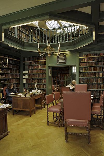 Interior de la biblioteca Ets Haim de la sinagoga portuguesa de Ámsterdam, Países Bajos. Foto: Rijksdienst voor het Cultureel Erfgoed/CC BY-SA 4.0, via Wikimedia Commons.