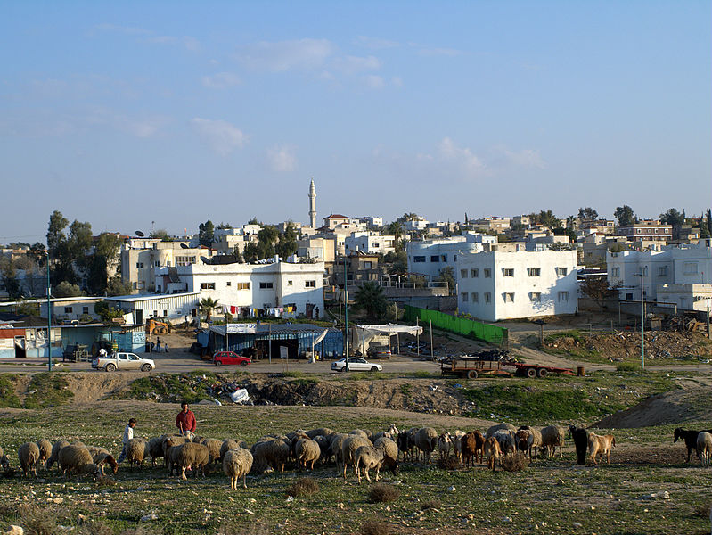 Rahat, la ciudad beduina más grande de Israel, ubicada en el desierto de Néguev. Foto: David Shankbone/CC BY 3.0, via Wikimedia Commons.