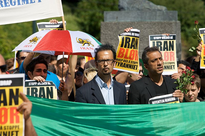 Mahmood Amiry-Moghaddam, el fundador de Iran Human Rights, la organización que acusa a Irán de la ejecución de 354 personas, en las protestas en las elecciones presidenciales iraníes de 2009, Oslo. Foto: Kjetil Ree/CC BY-SA 3.0, via Wikimedia Commons.