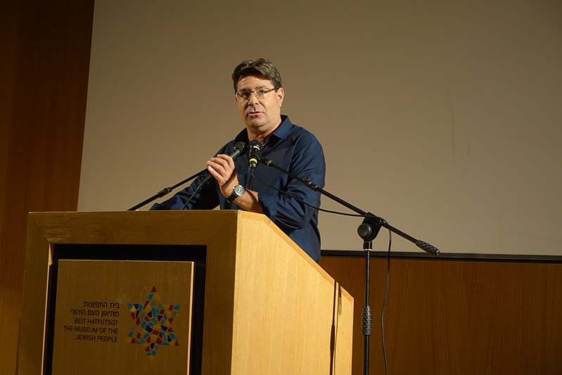 Ofir Akunis, actual ministro de Innovación, Ciencia y Tecnología de Israel, en Beit Batfusut en la ceremonia de lanzamiento del libro de Uriel Lin. Foto: Ilan Kostica/CC BY-SA 4.0, a través de Wikimedia Commons.
