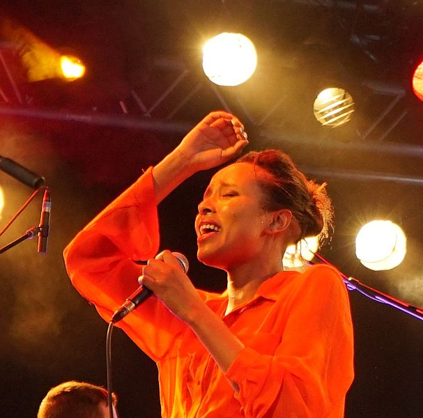 Ester Rada en su show en el festival "Musiques d'Ici et d'Ailleurs" en el año 2015. Foto: G.Garitan/CC BY-SA 4.0, via Wikimedia Commons.