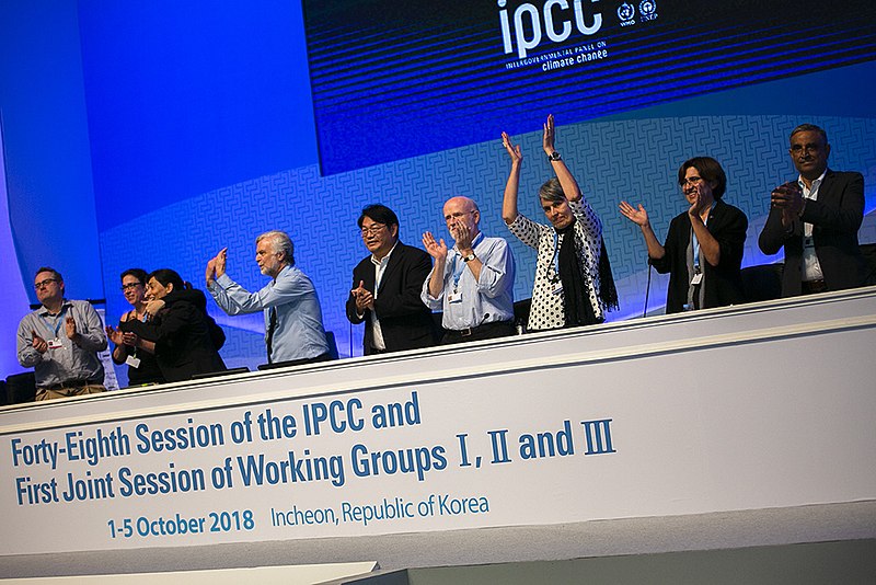 Los copresidentes del Grupo de trabajo del IPCC, el Panel Intergubernamental sobre el Cambio Climático de la ONU, celebran la adopción del Resumen para los responsables de la formulación de políticas del Informe especial sobre el calentamiento global de 1,5 °C en 2018. Foto: Sean Wu, International Institute for Sustainable Development/CC BY 4.0, via Wikimedia Commons.