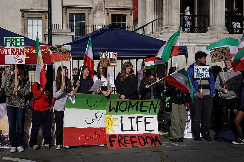Imagen de las protestas en Londres en solidaridad con Mahsa Amini, el 21 de octubre de 2022. Foto: Garry Knight from London, England/CC0, via Wikimedia Commons.