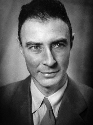 Retrato de J. Robert Oppenheimer, tomado en 1944. Foto: Los Alamos National Laboratory/ Attribution via Wikimedia Commons.