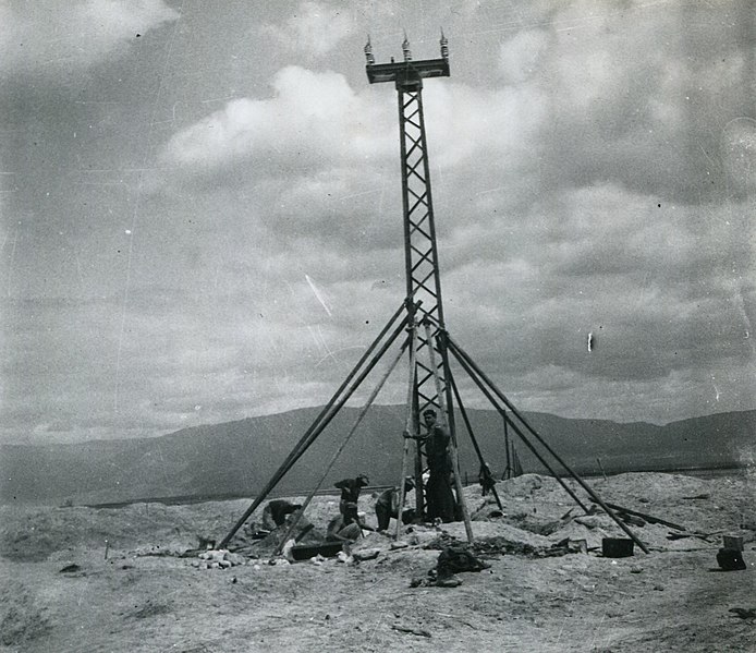 Instalación de la conexión eléctrica a las fábricas del Mar Muerto en Israel en la década del 40. Foto: Ephraim Younes/Dominio público, a través de Wikimedia Commons.
