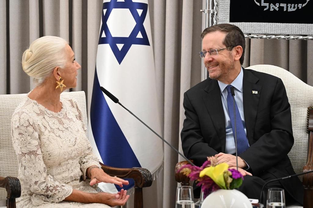 El presidente de Israel, Isaac Herzog, y la actriz británica Hellen Mirren en su encuentro del 13 de julio de 2023. Foto: Haim Zach (GPO).