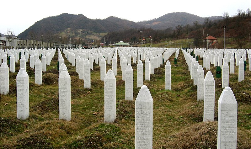 Lápidas en el Memorial del genocidio de Srebrenica, en Potočari, Bosnia Herzegovina. Foto: Michael Büker/CC BY-SA 3.0, via Wikimedia Commons.